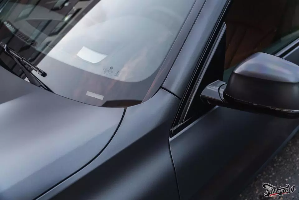 BMW X5. Оклейка кузова в матовую антигравийную плёнку и химчистка салона с нанесением керамики.